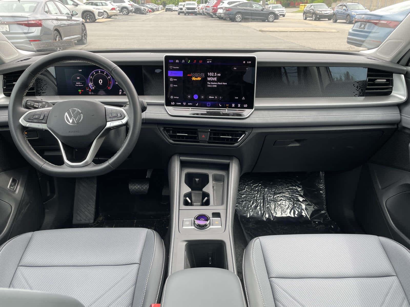 New 2026 Pure White Volkswagen SE image 21