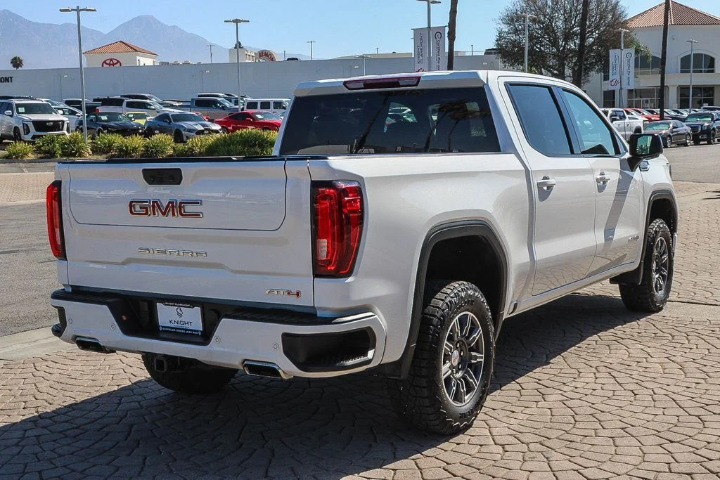 Used 2025 White GMC AT4 image 9