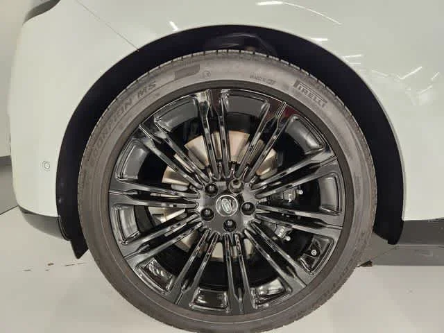 Used 2025 Fuji White Land Rover Autobiography image 8