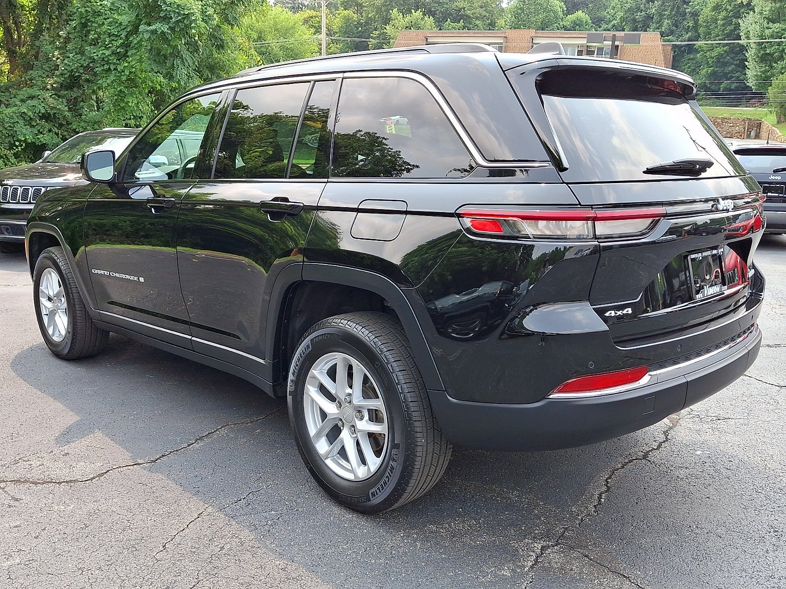 Certified Used 2024 Diamond Black Crystal Pearlcoat Jeep Laredo X image 4
