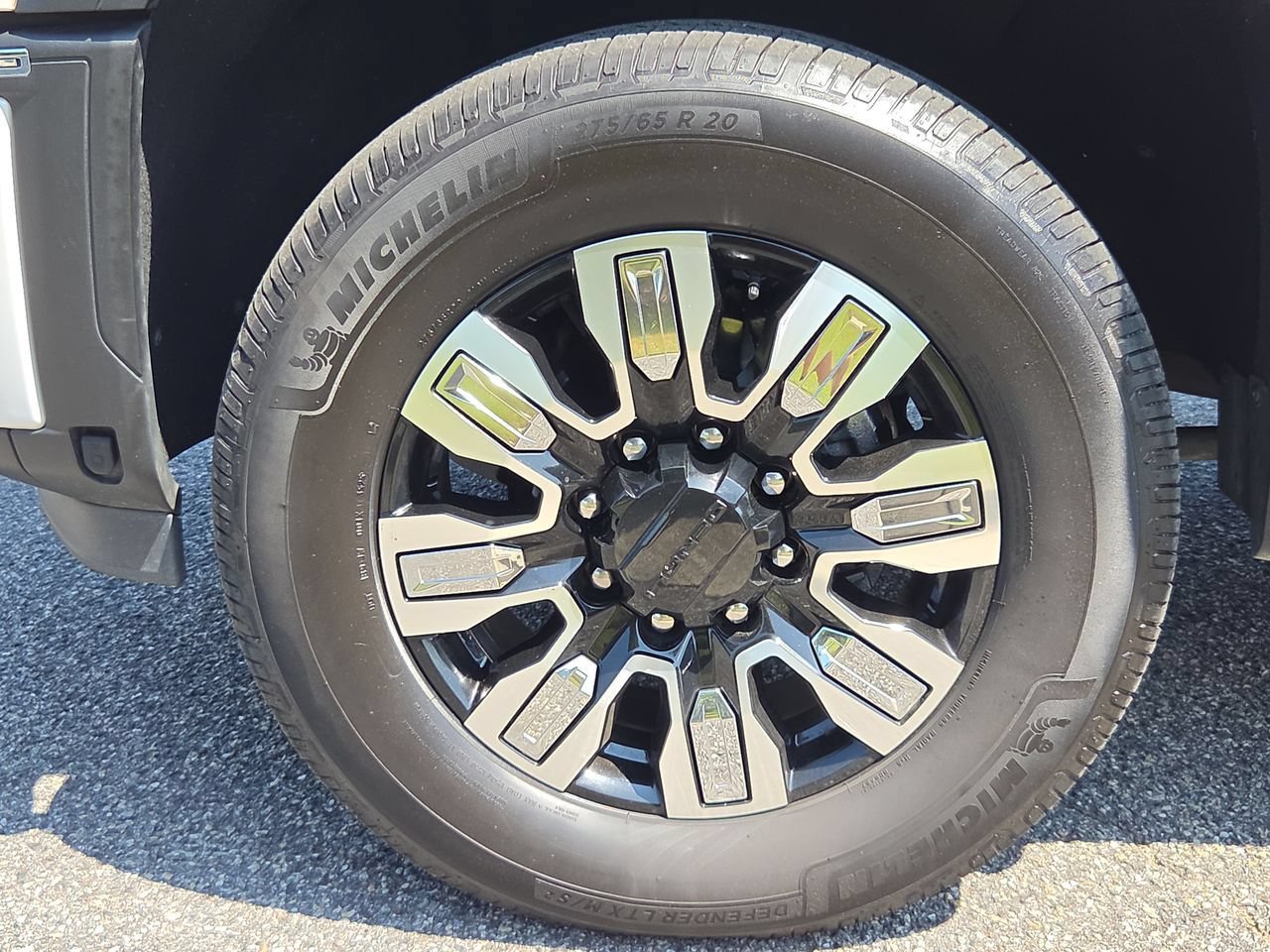 Used 2024 White Frost Tricoat GMC Denali image 34