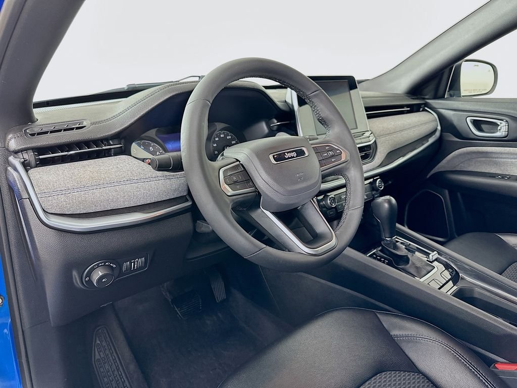 Used 2025 Blue Jeep Latitude image 9