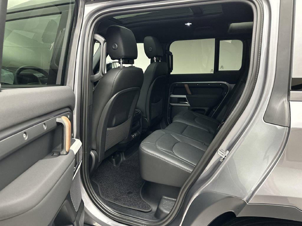 Used 2023 Eiger Gray Metallic Land Rover S image 3