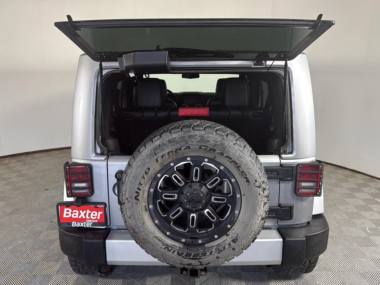 Used 2014  Jeep Sahara image 9