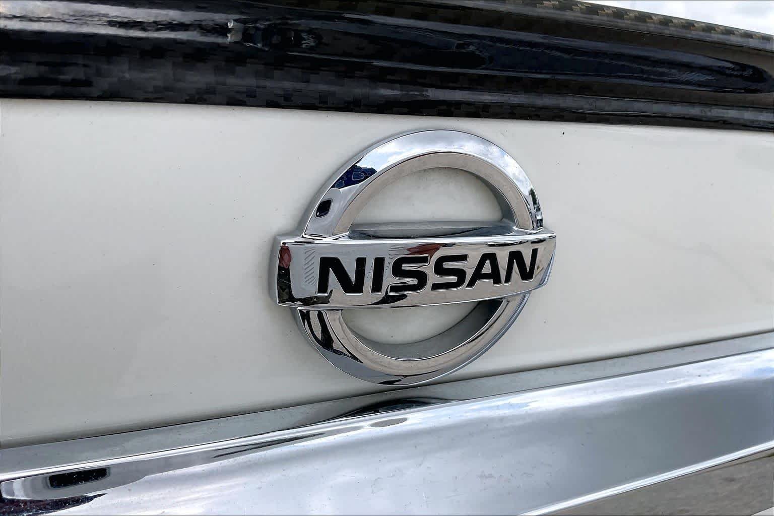 Used 2022 Pearl White Tricoat Nissan Platinum image 31