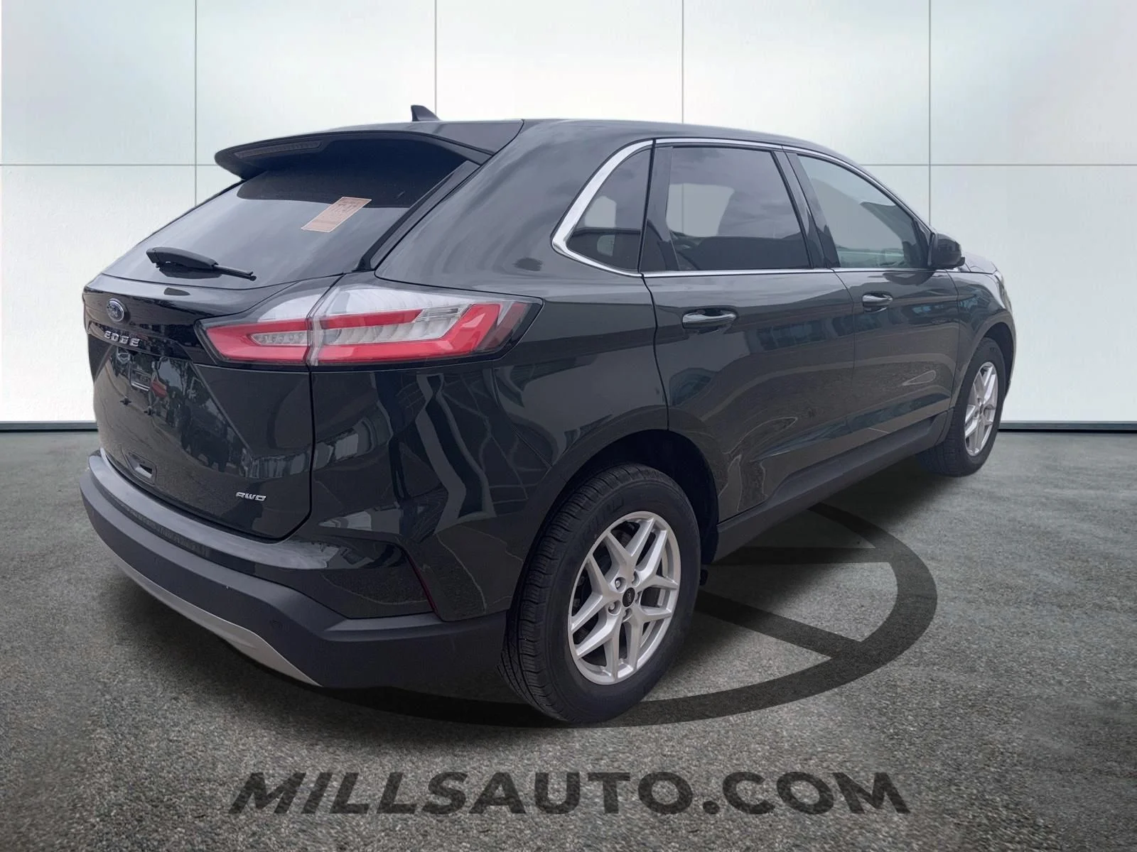 Certified Used 2024 Forged Green Metallic Ford SEL image 4