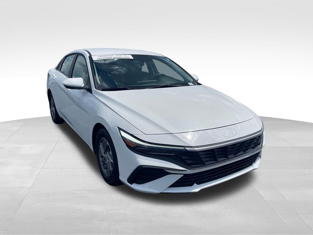 Used 2025 White Hyundai SE image 7