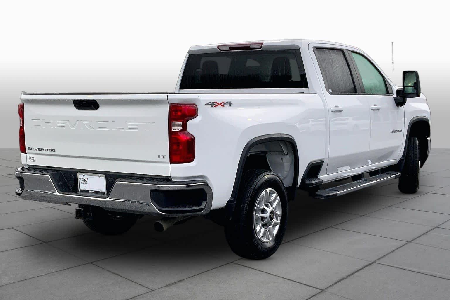 Used 2025 Summit White Chevrolet LT image 13
