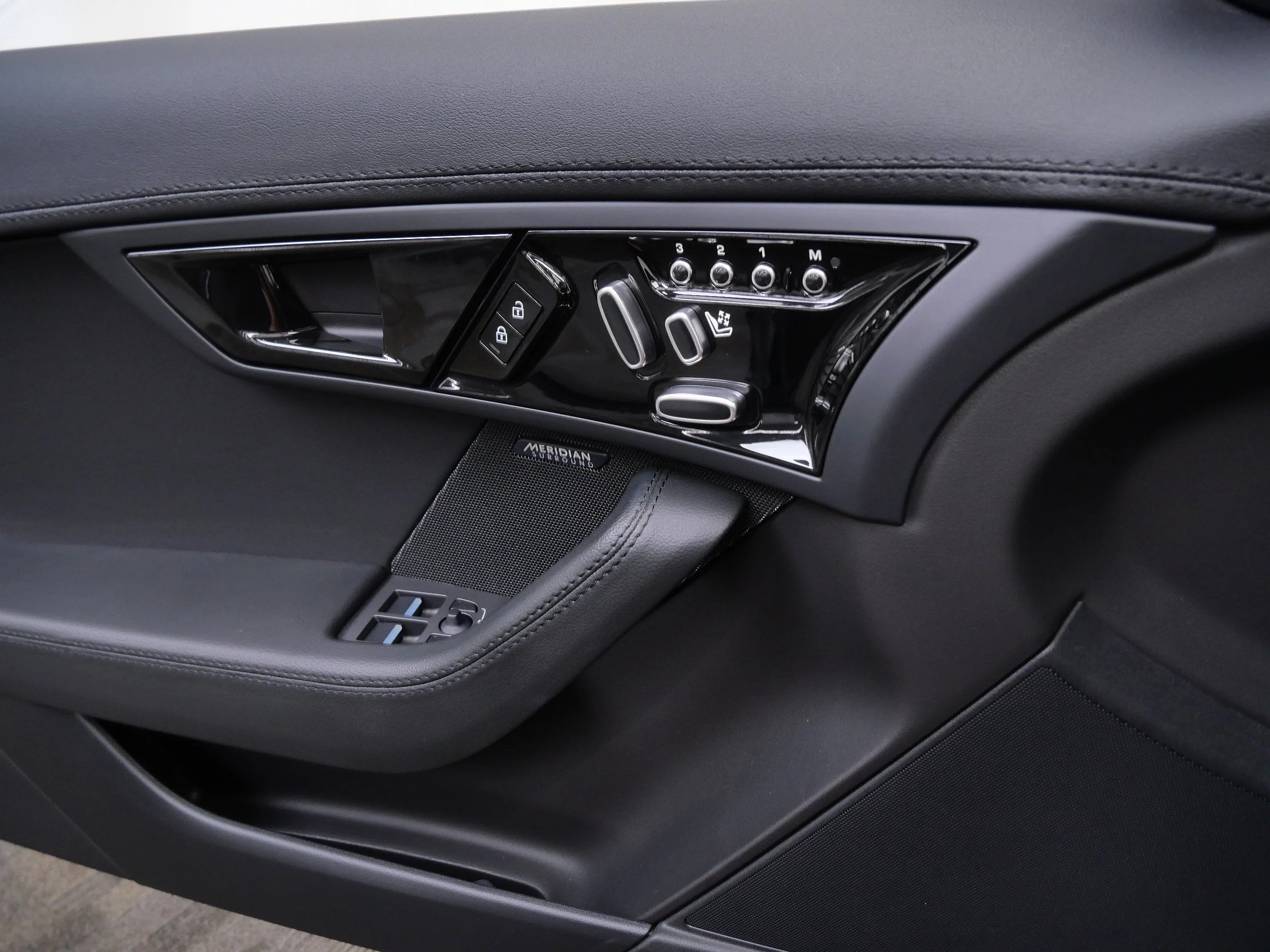 Used 2023  Jaguar P450 image 33