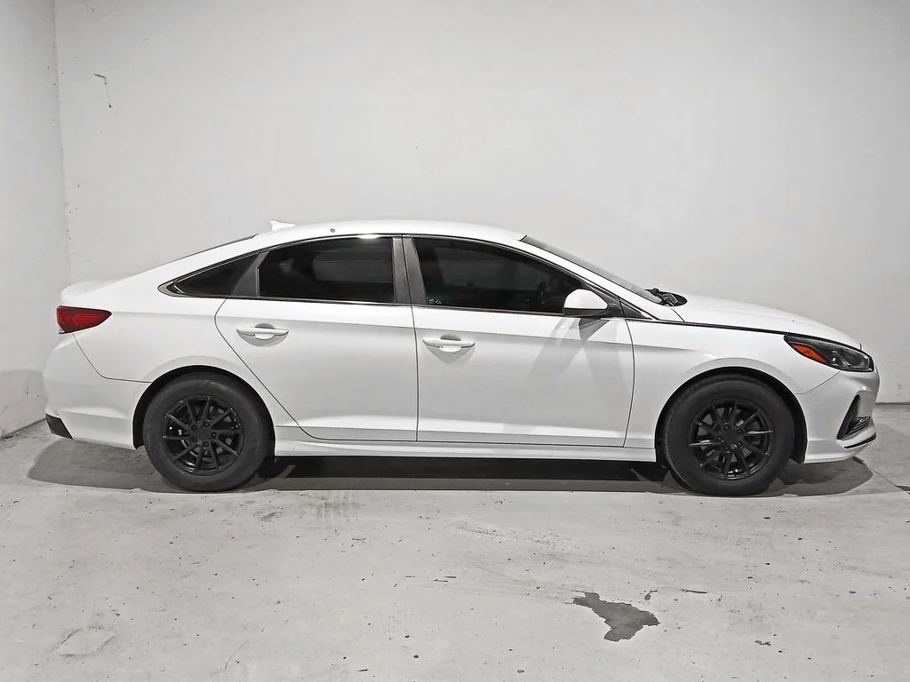 Used 2018 White Hyundai SE image 7
