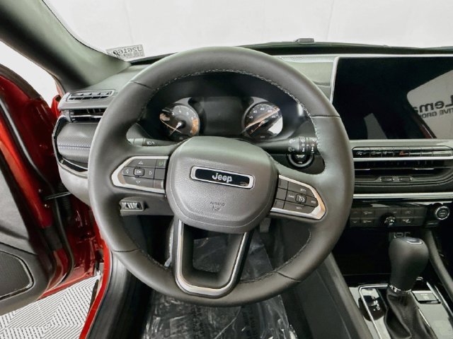 New 2026 Red Hot Pearl-Coat Exterior Paint Jeep Latitude image 11