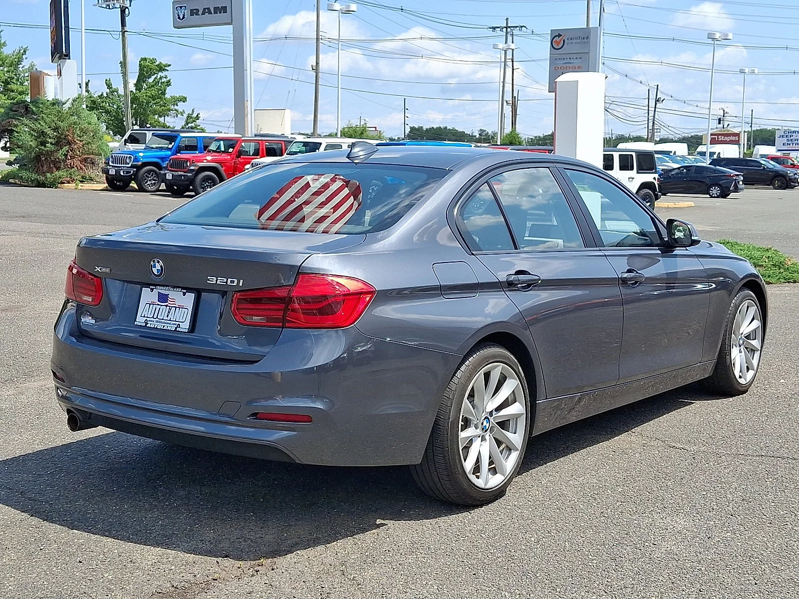 Used 2018 Mineral Gray Metallic BMW 320i xDrive image 7