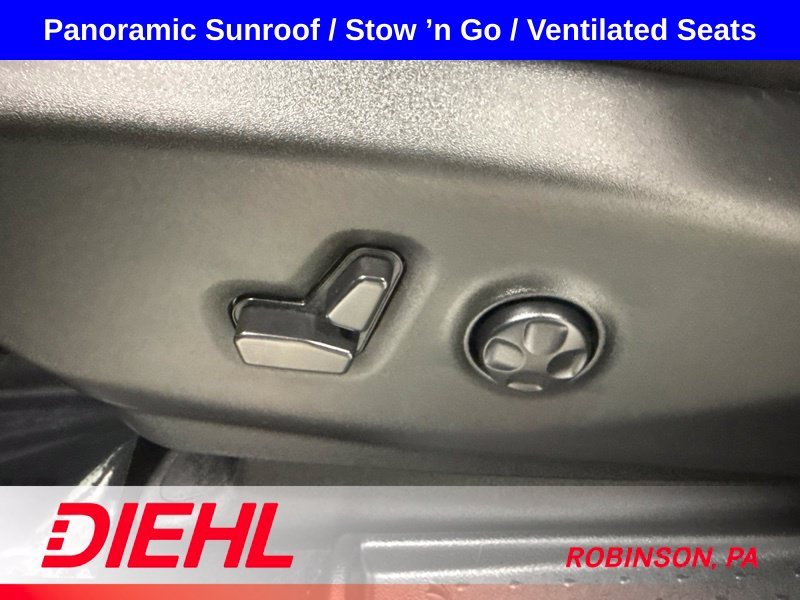 Used 2025 White Chrysler Limited image 25