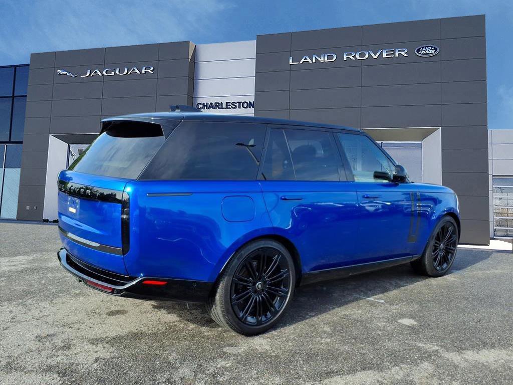 Used 2025 Velocity Blue SV Bespoke Ultra Gloss Land Rover SE image 5