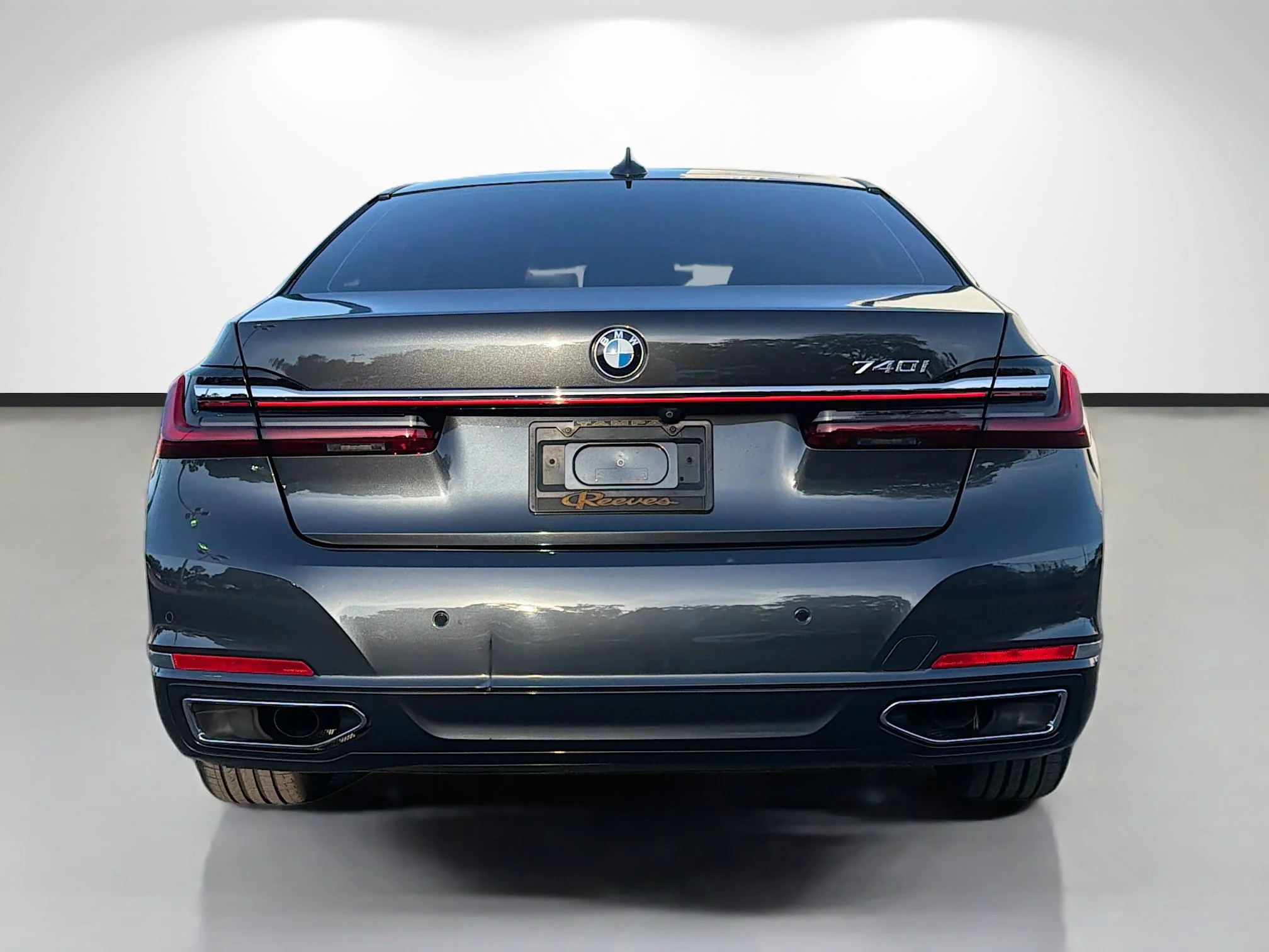 Used 2020 Dark Graphite Metallic BMW 740i image 4