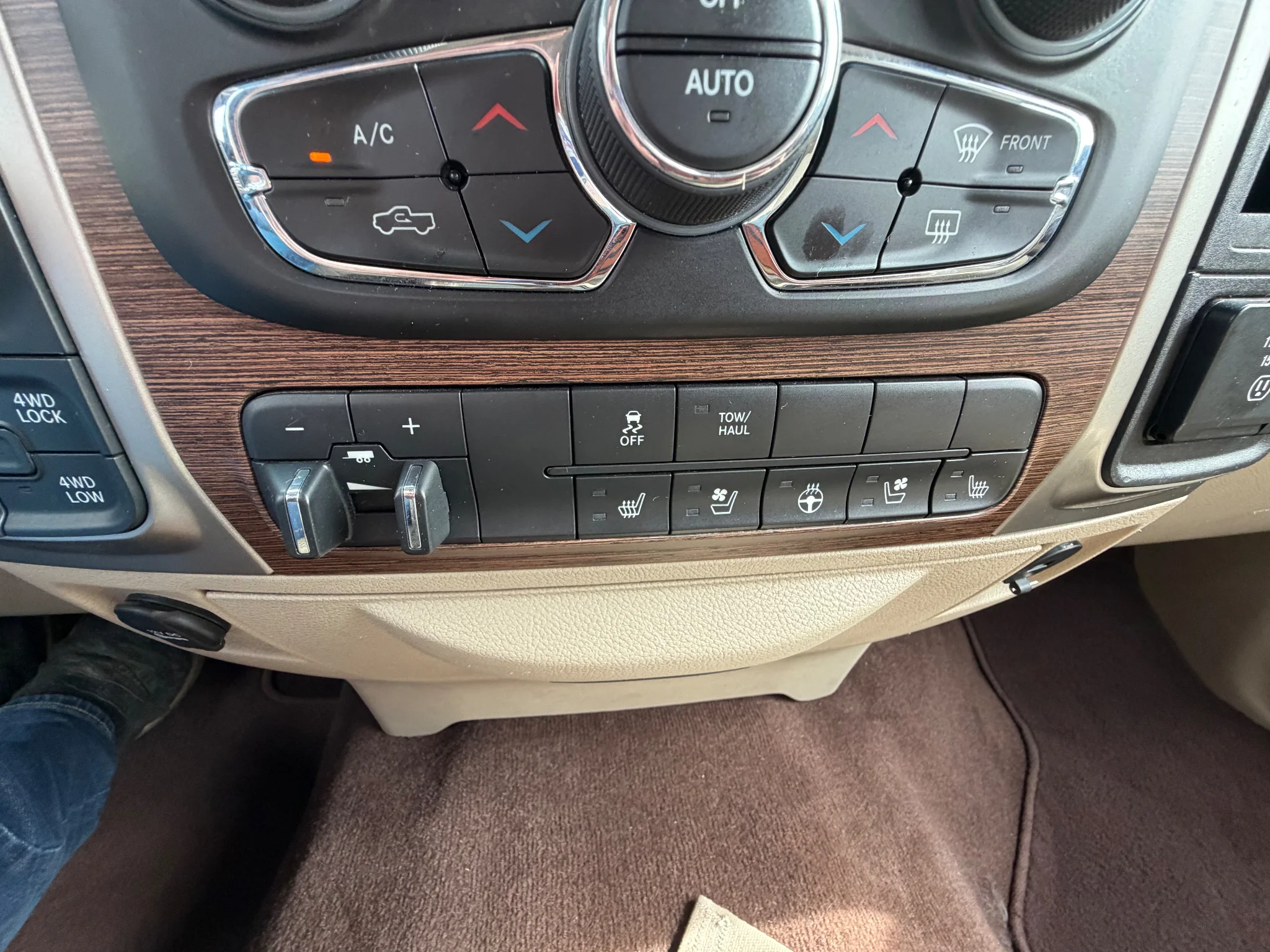 Used 2016 Granite Crystal Metallic Clearcoat Ram Laramie image 25