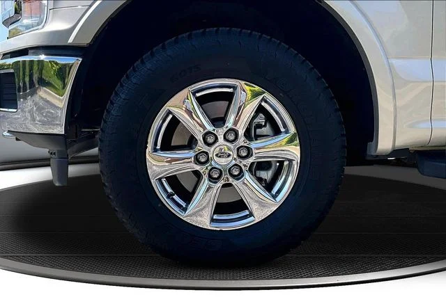 Used 2018 White Gold Ford Lariat image 32
