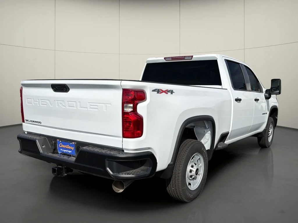 New 2026 Summit White Chevrolet WT image 7