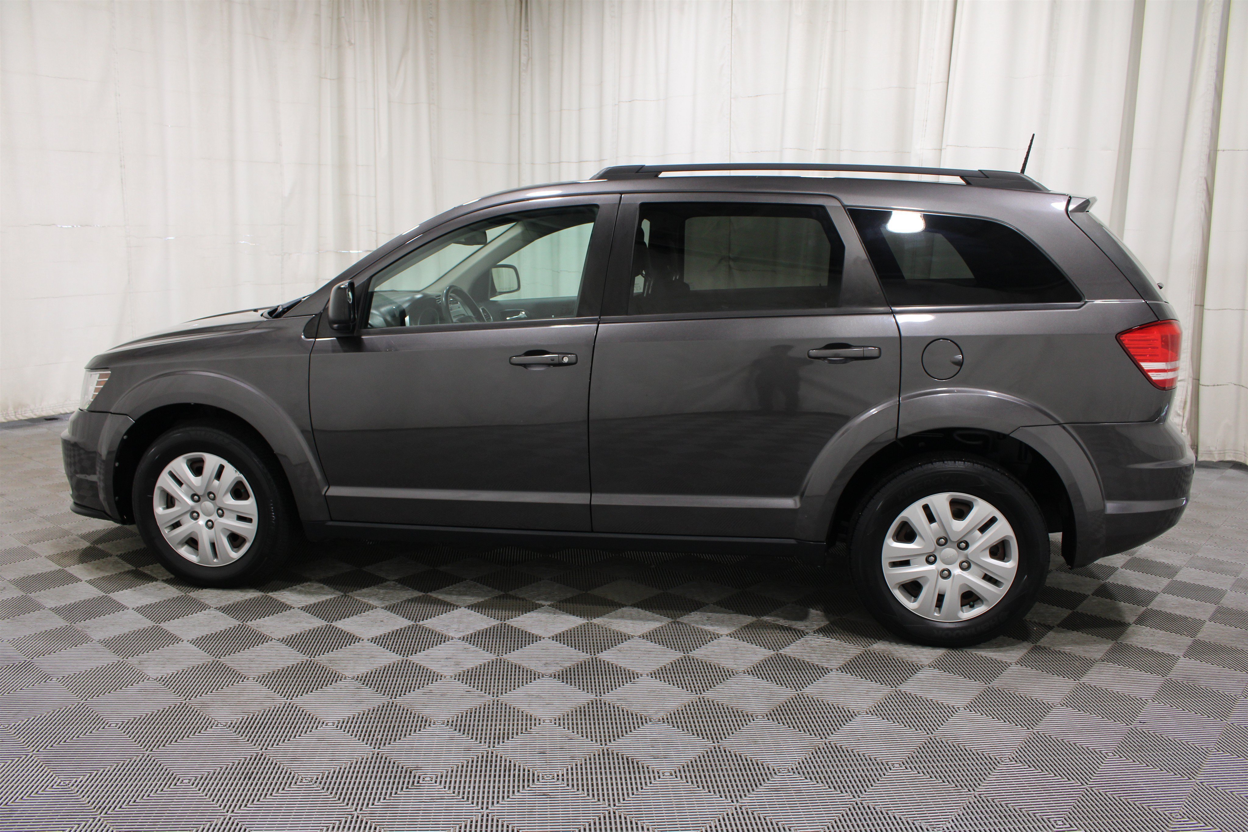 Used 2020 Granite Pearlcoat Dodge SE Value image 30