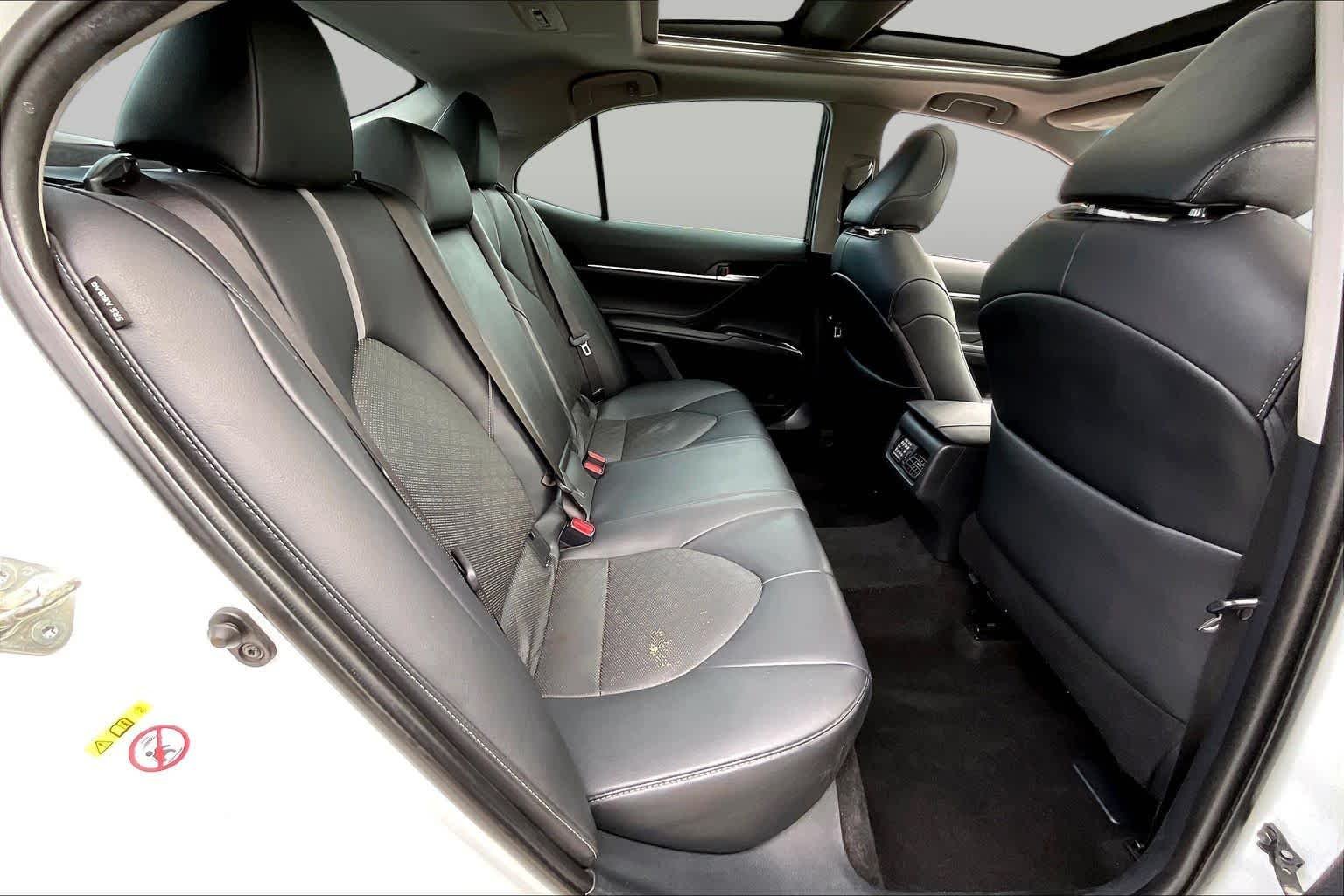 Used 2018 Wind Chill Pearl Toyota XSE V6 image 18