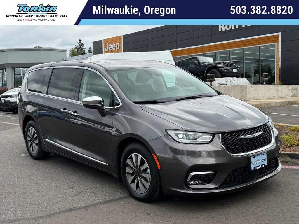 Used 2022 Granite Crystal Metallic Clearcoat Chrysler Limited image 1
