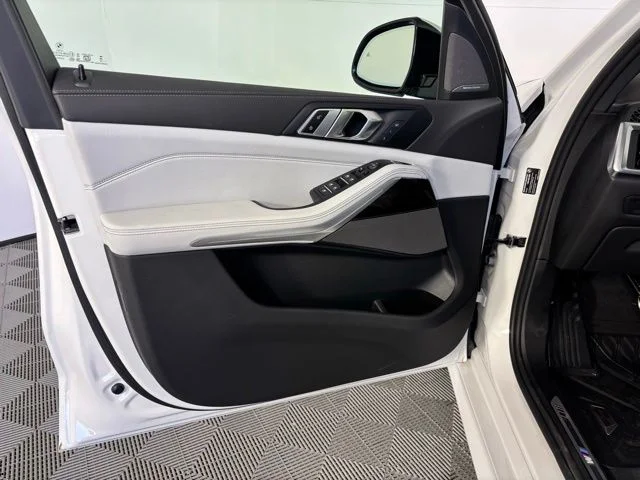 New 2026 Mineral White Metallic BMW xDrive40i image 15
