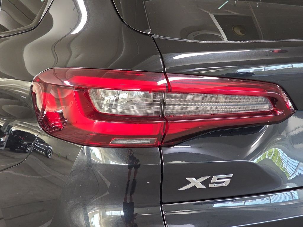 Used 2021 Black Sapphire Metallic BMW sDrive40i image 33