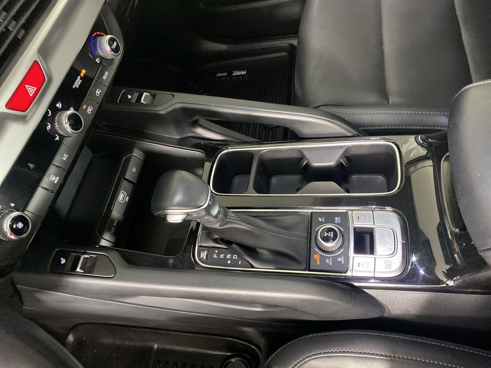 Used 2020 Snow White Pearl Kia  image 21