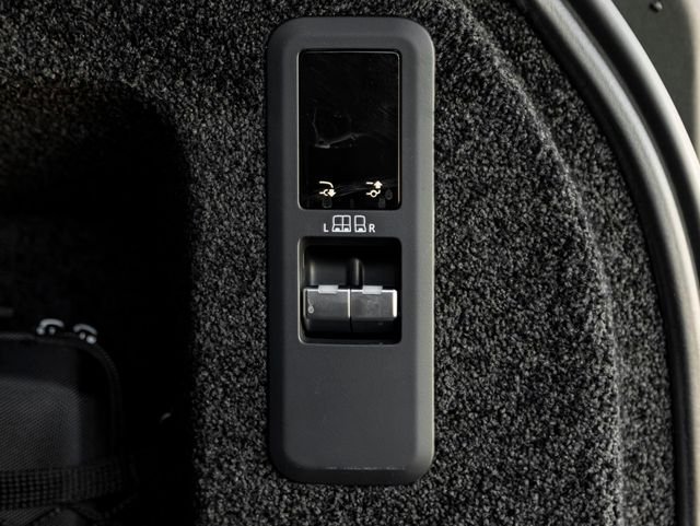 Used 2025 Fuji White Land Rover SE image 30