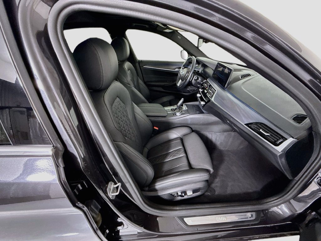 Used 2022 Dark Graphite BMW 530e iPerformance image 21