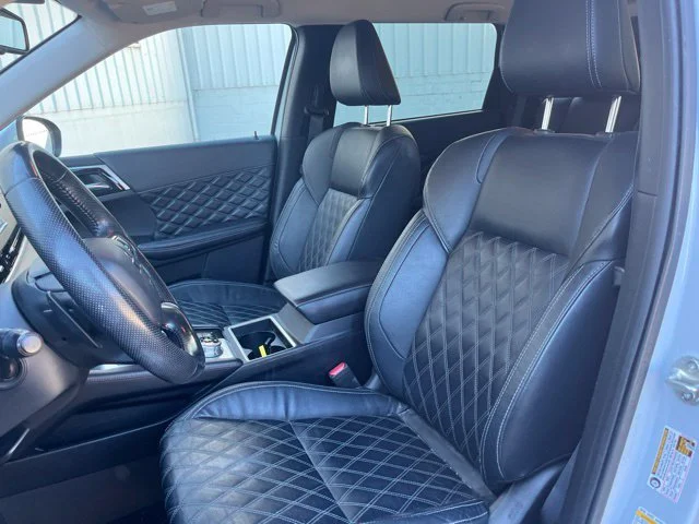 Used 2022  Mitsubishi SEL image 11