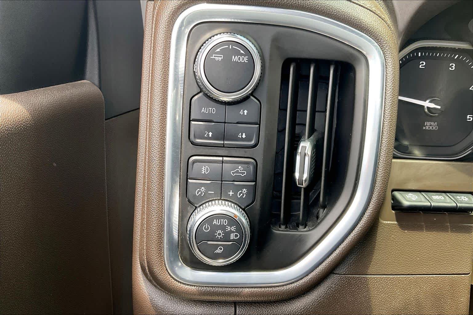 Used 2022 White Frost Tricoat GMC Denali image 14
