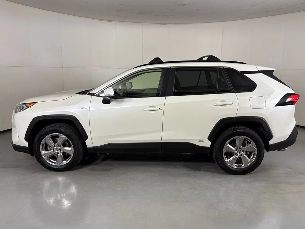 Used 2021 White Toyota XLE Premium image 5