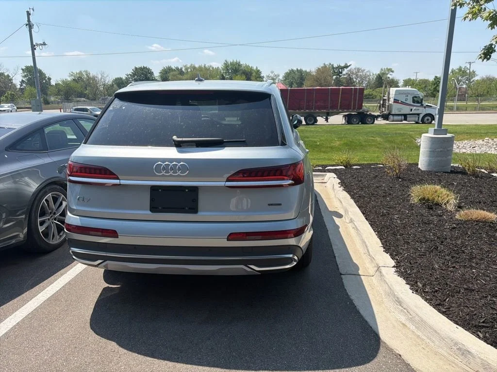 2023 Audi Q7 45 Premium quattro Tiptronic's photo