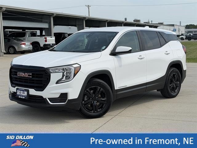 Used 2023 Summit White GMC SLE image 1
