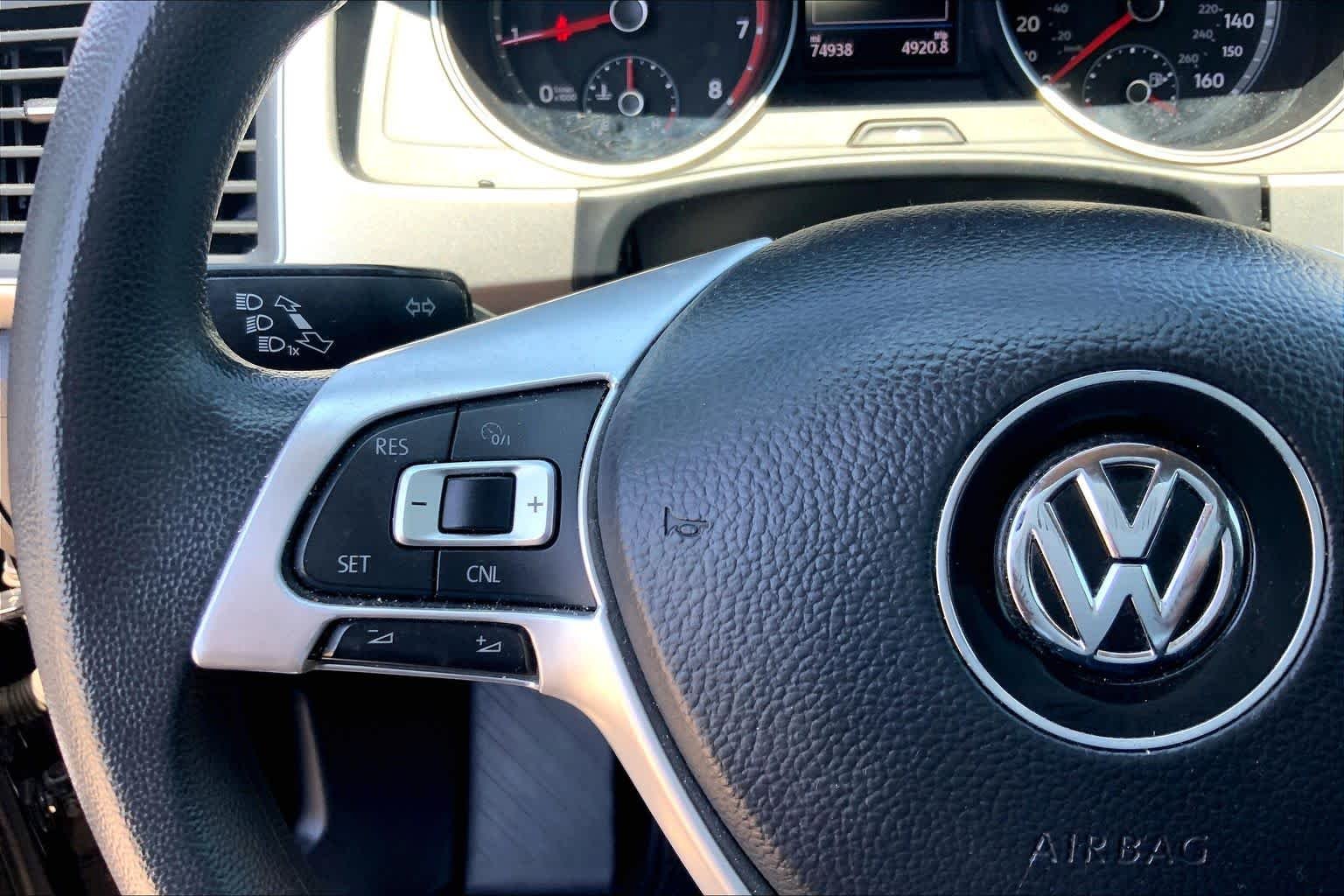 Used 2018 DEEP BLACK PEARL EFFECT Volkswagen 2.0T S image 23
