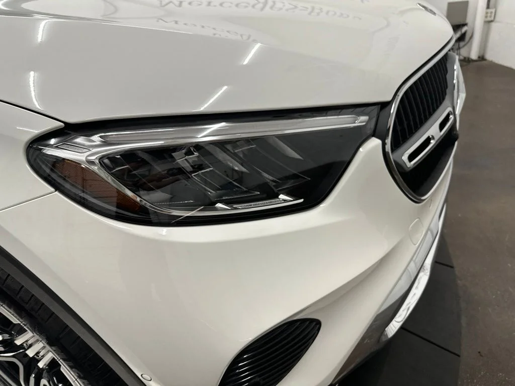 New 2027 White Mercedes-Benz GLC 300 image 10
