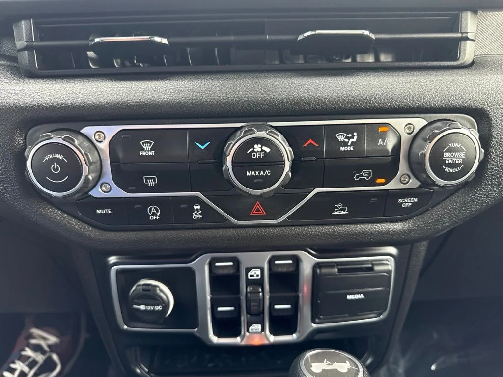 Used 2025 White Jeep Sport S image 17