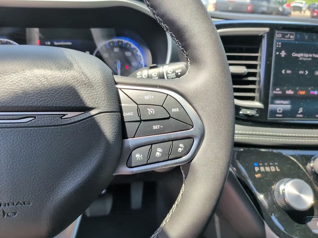 New 2027 Diamond Black Crystal Pearl-Coat Exterior Paint Chrysler  image 21