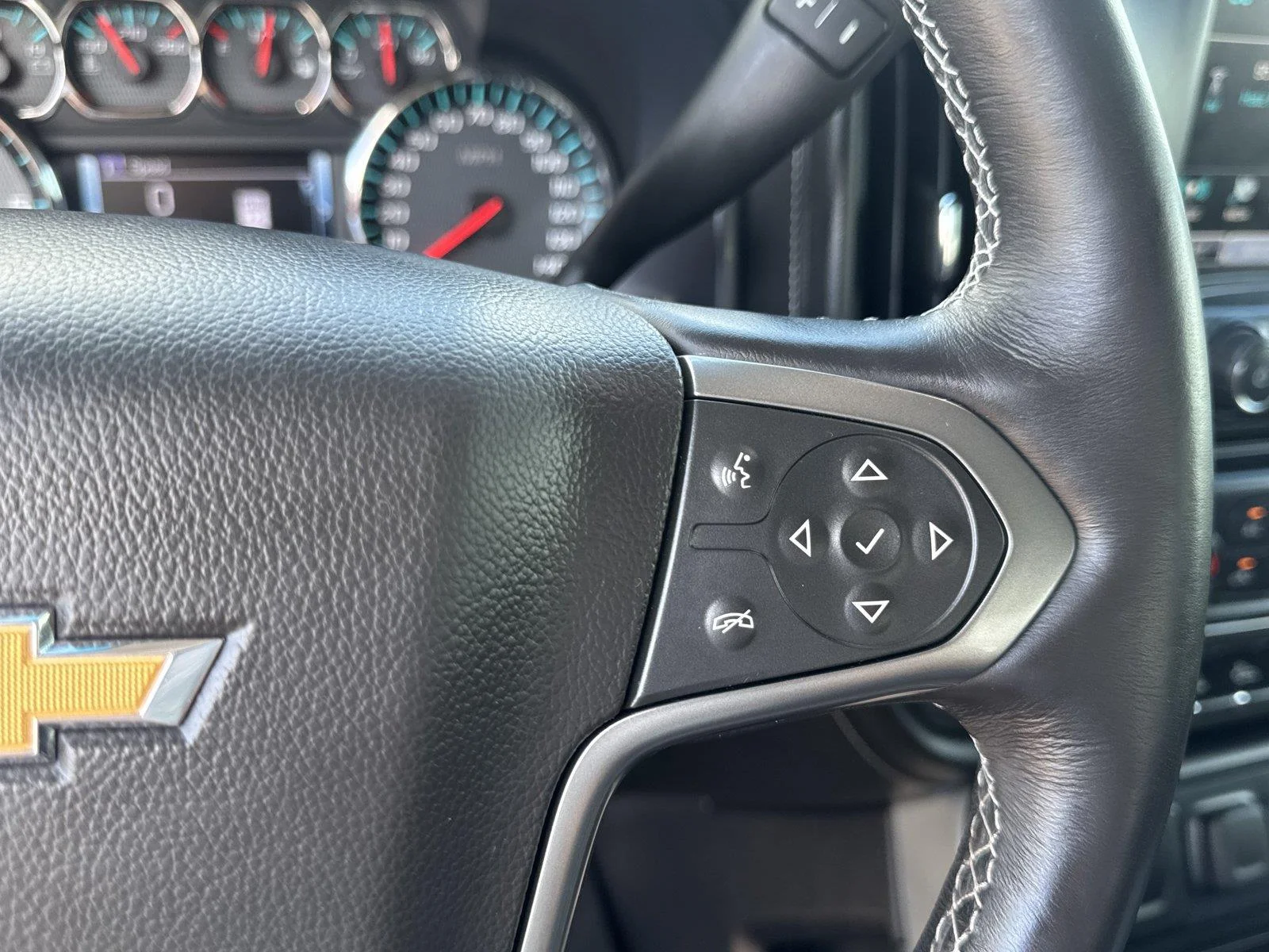 Used 2018 IRIDESCENT PEARL TRICOAT Chevrolet LTZ image 22