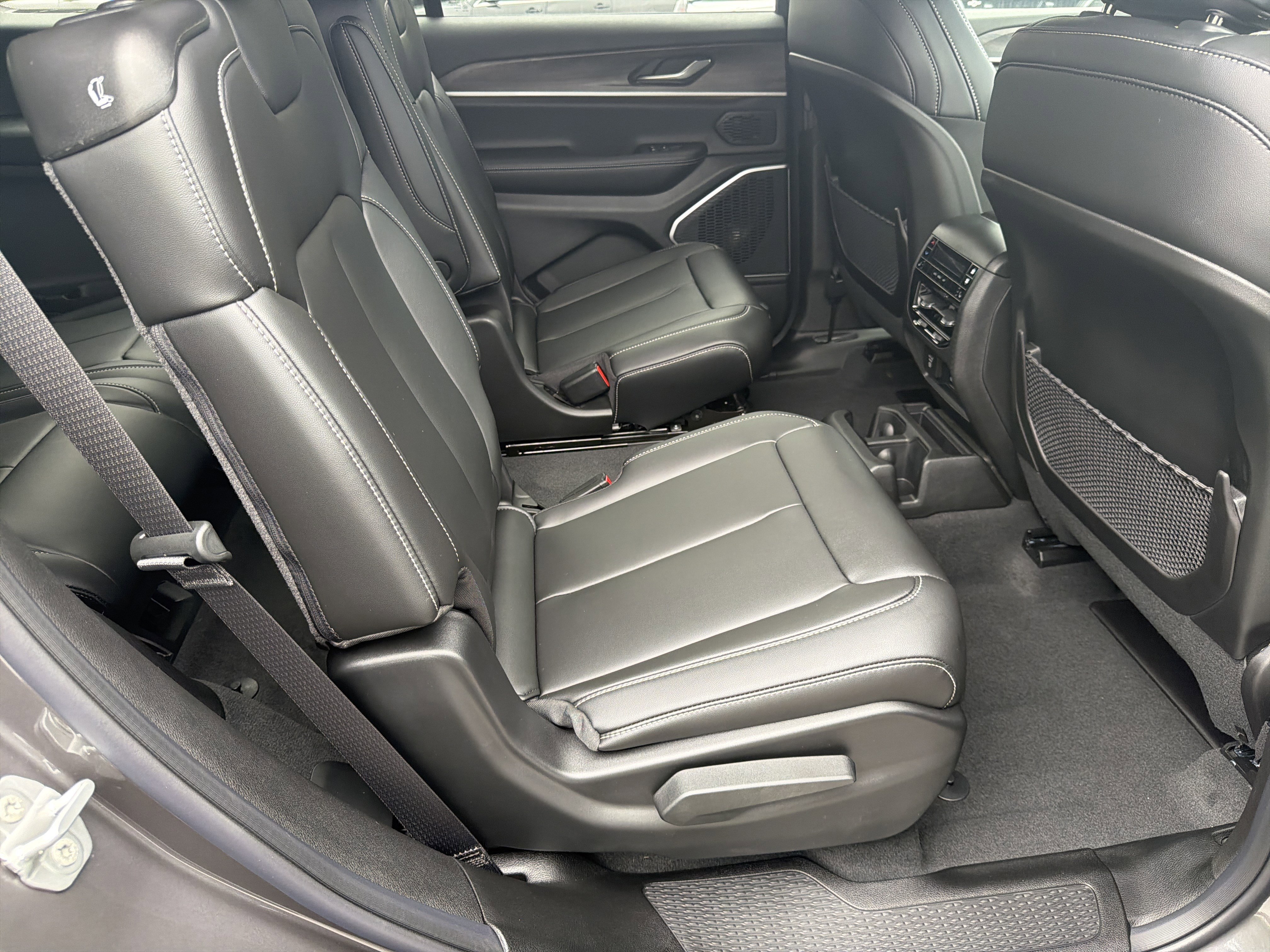 New 2026 Baltic Gray Metallic Clear-Coat Exterior Paint Jeep Limited image 18