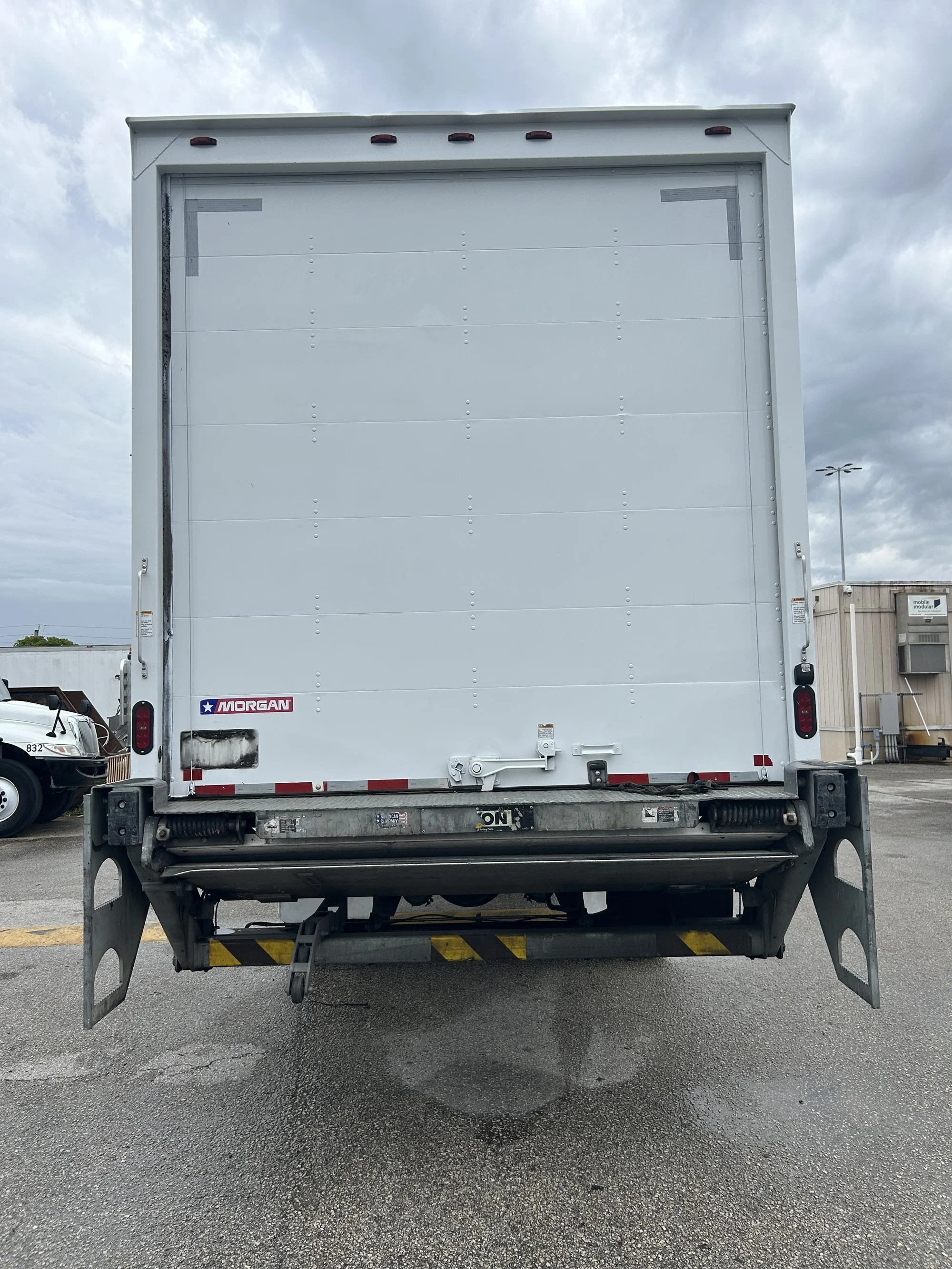 Used 2019  INTERNATIONAL Box Truck image 11