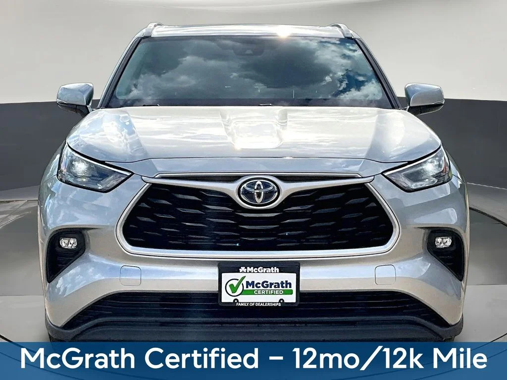 Used 2022 Silver Toyota XLE image 2