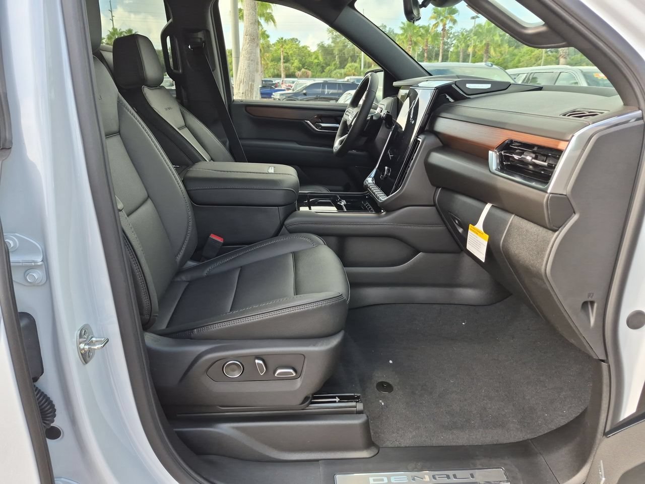 2026 GMC Yukon Denali - Photo 25