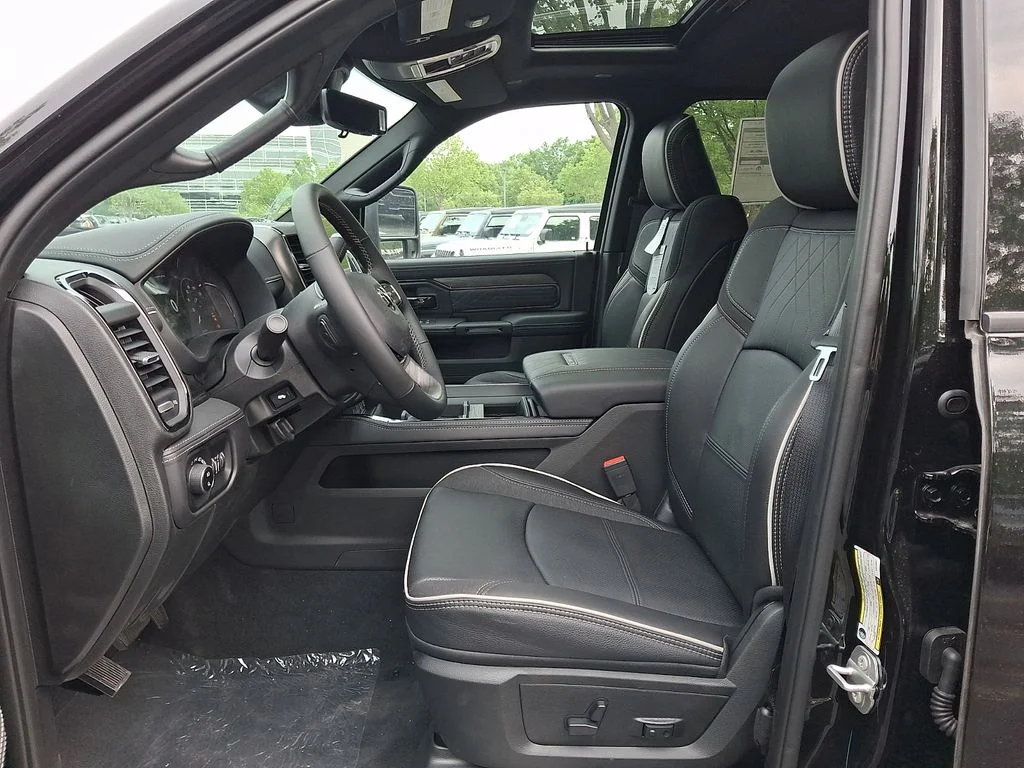 New 2026 Diamond Black Crystal Pearl-Coat Exterior Paint RAM Limited image 9