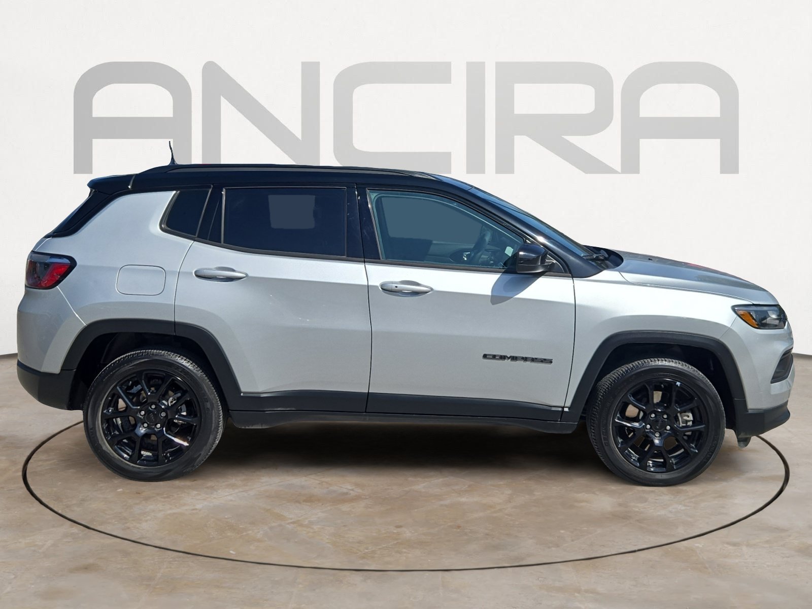 Used 2024 Silver Zynith Metallic Clearcoat Jeep Latitude image 11