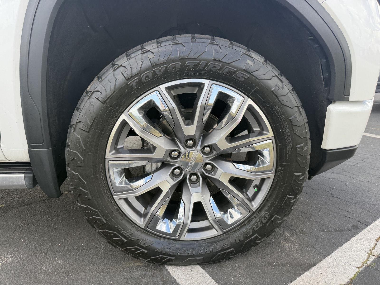 Used 2023 White Frost Tricoat GMC Denali image 9