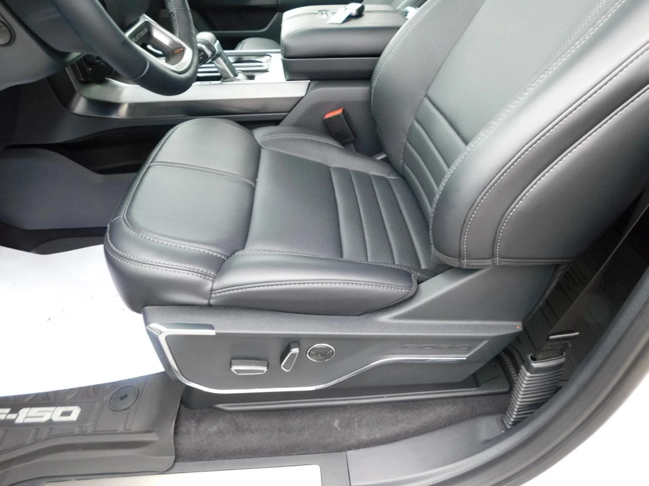 New 2026 Star White Metallic Tri-Coat Ford Platinum® image 29