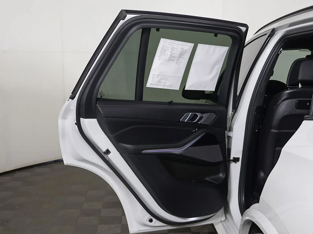 Used 2021 White BMW M50i image 23
