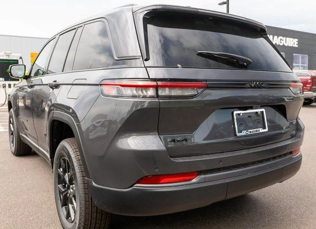 New 2026 Baltic Gray Metallic Clear-Coat Exterior Paint Jeep Altitude image 7
